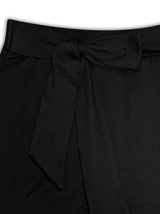 Detail van zwarte yoga skort met verstelbaar trekkoord en zachte stoffen textuur