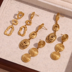 Détail de boucles d'oreilles irrégulières en acier inoxydable plaqué or 18 carats
