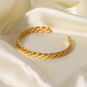 Brazalete abierto de cuerda torcida minimalista en acero inoxidable chapado en oro 18K