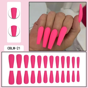 Dettaglio macro di unghie finte lunghe rosa opaco a ballerina con set da 24 pezzi