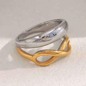 Anello a doppio strato infinity in acciaio inossidabile bicolore con finitura oro e argento