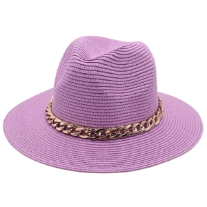Detailansicht lila Strohhut im Panama-Stil mit schicker goldener Gliederkette