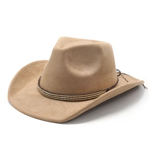 Dettaglio cappello da cowboy in pelle scamosciata con fascia etnica e tesa larga