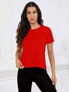 T-shirt de yoga rouge ample pour femme avec dos en maille, montré dans une vue de face nette
