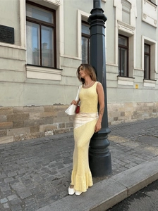 Détail d'un ensemble deux pièces en maille jaune avec jupe longue ajustée et débardeur
