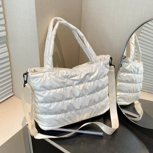 Sac à main chic en coton matelassé blanc brillant avec bandoulière réglable amovible