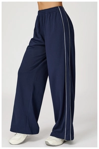 Détail du pantalon de sport bleu marine à jambes larges avec bande latérale blanche