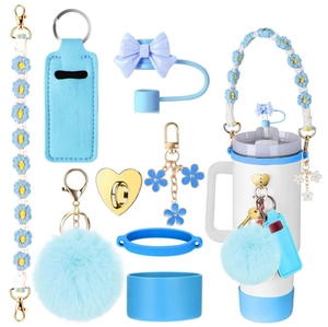 Set de accesorios celeste para vaso Stanley con correa floral y funda para bálsamo labial