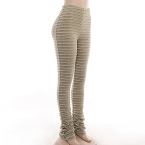 Détail de la texture en maille côtelée kaki et de l'ourlet froncé du pantalon taille haute