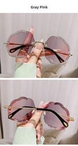 Dettaglio occhiali da sole a giorno a forma di nuvola con lenti rosa sfumate e strass