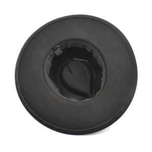 Dettaglio dell'interno del cappello fedora con etichetta materiale e fascia interna