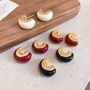 Vintage C-shaped resin earrings in four colors on a premium wooden display tray