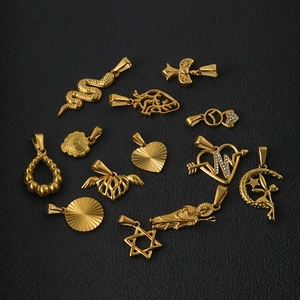 Collection de pendentifs vintage en acier inoxydable doré avec motifs de cœur et d'étoile