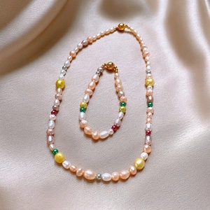 Parure collier et bracelet en perles baroques multicolores avec fermoirs magnétiques dorés