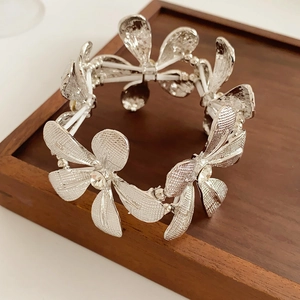 Nahaufnahme des silbernen Blumenarmbandes mit Kristallen und elastischem Banddetail