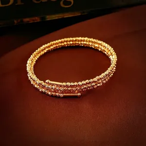 Bracelet luxueux plaqué or à triple épaisseur avec finition texturée et scintillante