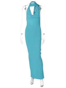 Détail de la robe longue moulante bleu lac à dos nu avec un décolleté licou