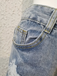 Gros plan d'un short en jean taille haute avec surpiqûres jaunes et détails de poche