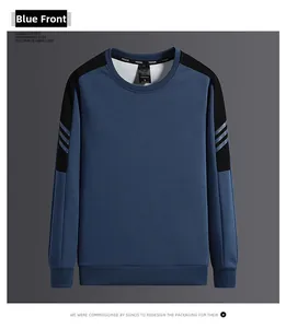 Détail d'un sweat gris-bleu montrant les empiècements contrastés et les rayures aux manches