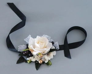 Bracelet corsage élégant avec rose blanche, ruban de soie noir, dentelle et perles dorées