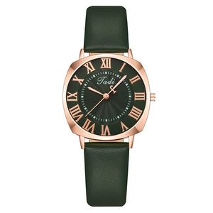 Montre femme avec bracelet en cuir vert, boîtier or rose et cadran à chiffres romains