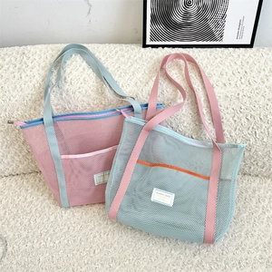 Détails des sacs de plage en mesh avec des anses contrastées roses et bleues et zip