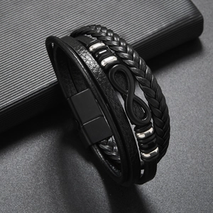 Gros plan d'un bracelet multicouche en cuir pour homme avec symbole infini et fermoir aimanté