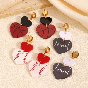 Détails de boucles d'oreilles en acrylique en forme de cœur avec motifs sportifs variés