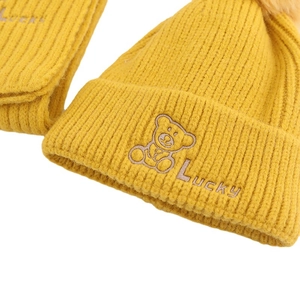 Gelbe Strickmütze für Kinder mit Bären-Stickerei und Lucky-Schriftzug für den Winter