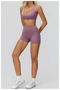 Dettaglio del set da yoga lavanda con reggiseno a lupetto e pantaloncini sportivi arricciati