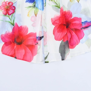 Chemisier en mousseline blanche pour femme avec fleurs rouges et détails de boutons perles