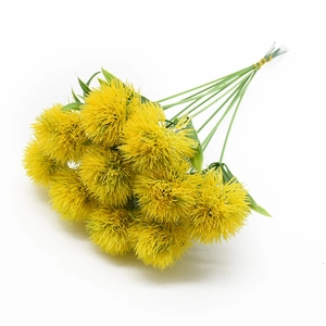 Détail d'un bouquet de pissenlits artificiels jaunes avec tiges et feuilles réalistes