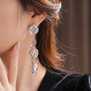 Orecchini a pendente in argento con dischi metallici martellati e design d'avanguardia
