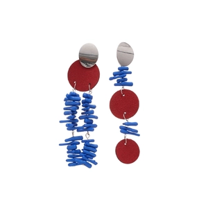 Boucles d'oreilles asymétriques avec clous argentés, disques rouges et perles corail bleu