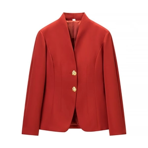 Blazer rouge pour femme à col en V et manches longues avec boutons dorés sur fond blanc