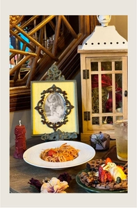 Soporte de exhibición retro de hierro fundido con marco de fotos en una escena de cena
