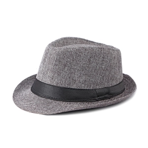 Détail d'un chapeau de jazz en lin tressé gris avec ruban noir classique et fini texturé