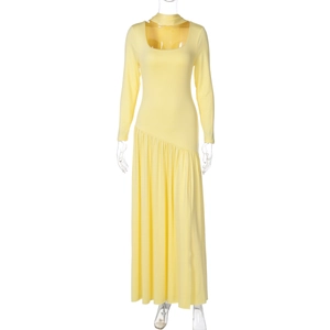Détail d'une robe longue jaune à manches longues avec décolleté ajouré et fronces