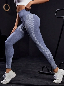 Detail der nahtlosen High-Waist-Yogahose mit weißen Streifenmustern zur Bauchkontrolle
