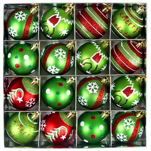 Vue détaillée de 16 boules de Noël rouges et vertes avec paillettes et motifs de flocons
