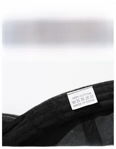Détail intérieur de la casquette en coton montrant l'étiquette 100% coton et le bandeau