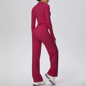 Ensemble de sport deux pièces rouge foncé avec haut court à manches longues et pantalon large