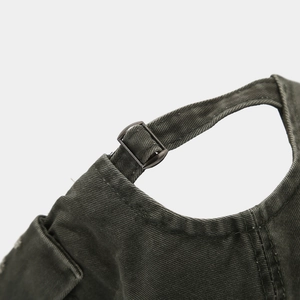 Détail de la boucle réglable en métal et tissu en toile de coton délavé vert olive