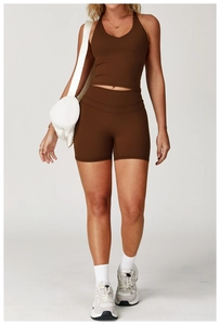 Dettaglio del set yoga marrone scuro con pantaloncini a vita alta e top sportivo a fascia