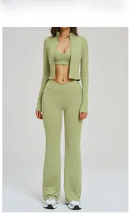 Dettaglio del set yoga verde salvia con giacca a zip e pantaloni a zampa con vita a V