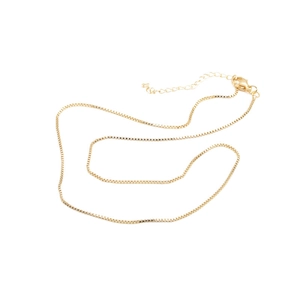 Elegante collana a catena box dorata con chiusura a moschettone ed estensione su sfondo bianco