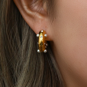 Detalle de pendientes de aro en C chapados en oro 18K con perlas y circonitas brillantes