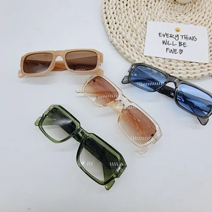 Quadratische Retro-Sonnenbrillen-Set in Beige, Bernstein, Schwarz und Olivgrün