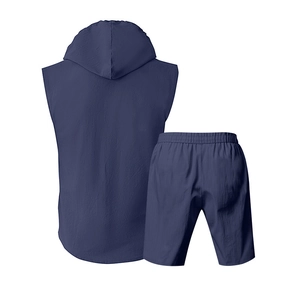 Makro-Detail von dunkelblauem Leinen-Set mit Kapuzenweste und passenden kurzen Shorts