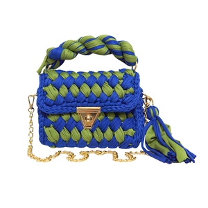 Bolso tejido a mano en azul y verde con cadena dorada y detalle de borla grande